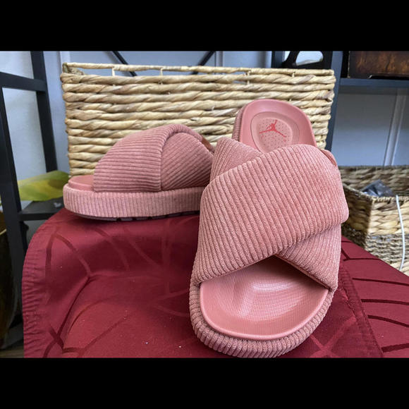 Jordan Women’s Sophia Slides size 8 excellent Corral Pink sandals super comfy! - Picture 1 of 9
